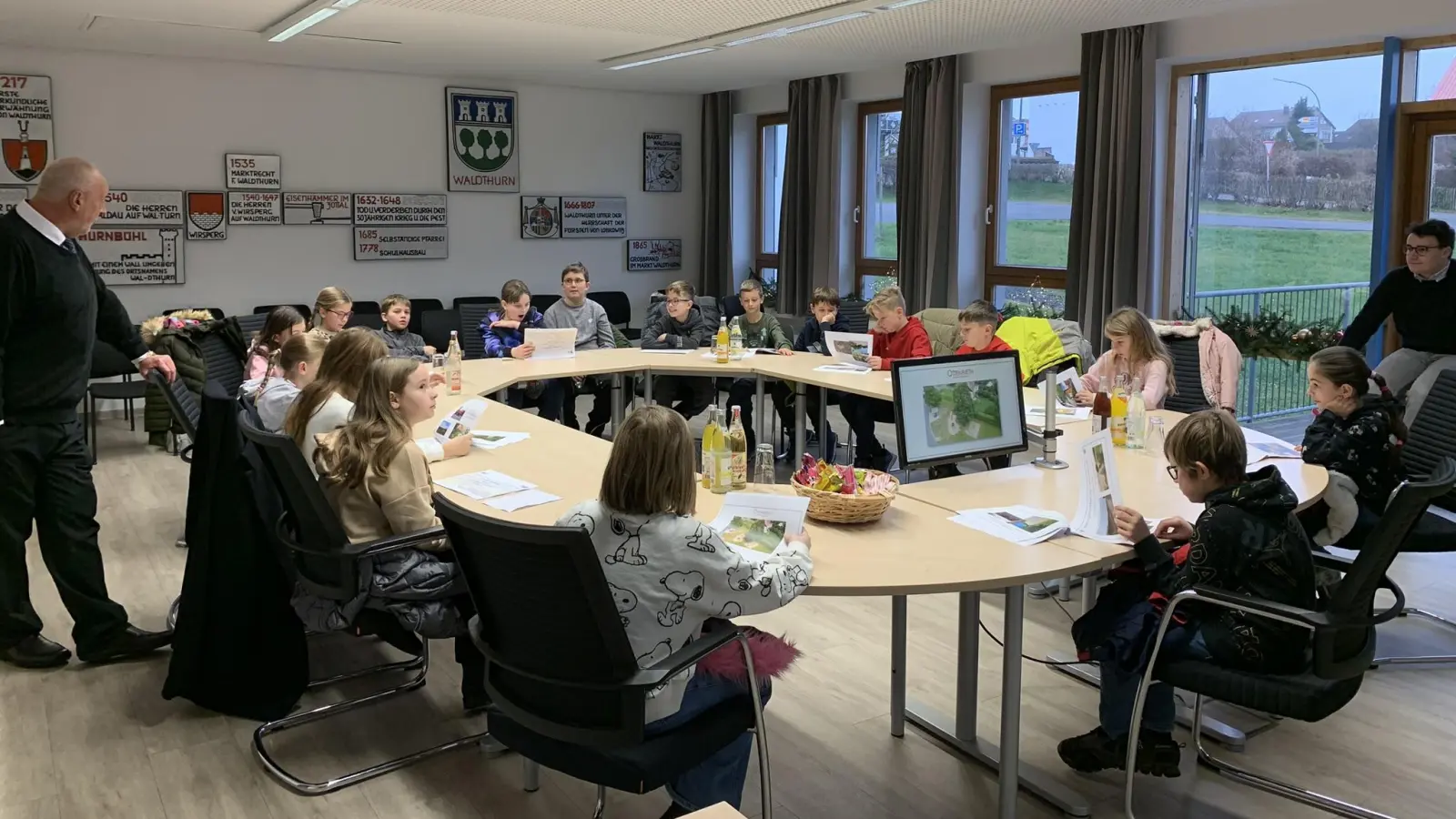 Bürgermeister Josef Beimler (links) empfängt die Schülerinnen und Schüler der vierten Klasse Grundschule im Waldthurner Rathaus. (Bild: Ramona Wurm)