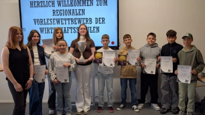 Die Teilnehmer des Vorlesewettbewerbs mit der strahlenden Siegerin. (Bild: Daniel Götz)