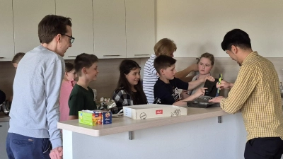 Die Ministranten fetten die Formen ein. (Bild: Manuel Koller)