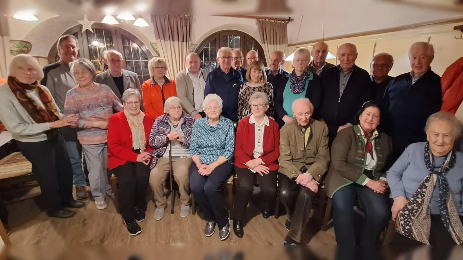 Im Rahmen der Jahreshauptversammlung wurden zahlreiche Vereinsmitglieder für langjährige treue Mitgliedschaft geehrt und ausgezeichnet. (Bild: Franz Wagner)