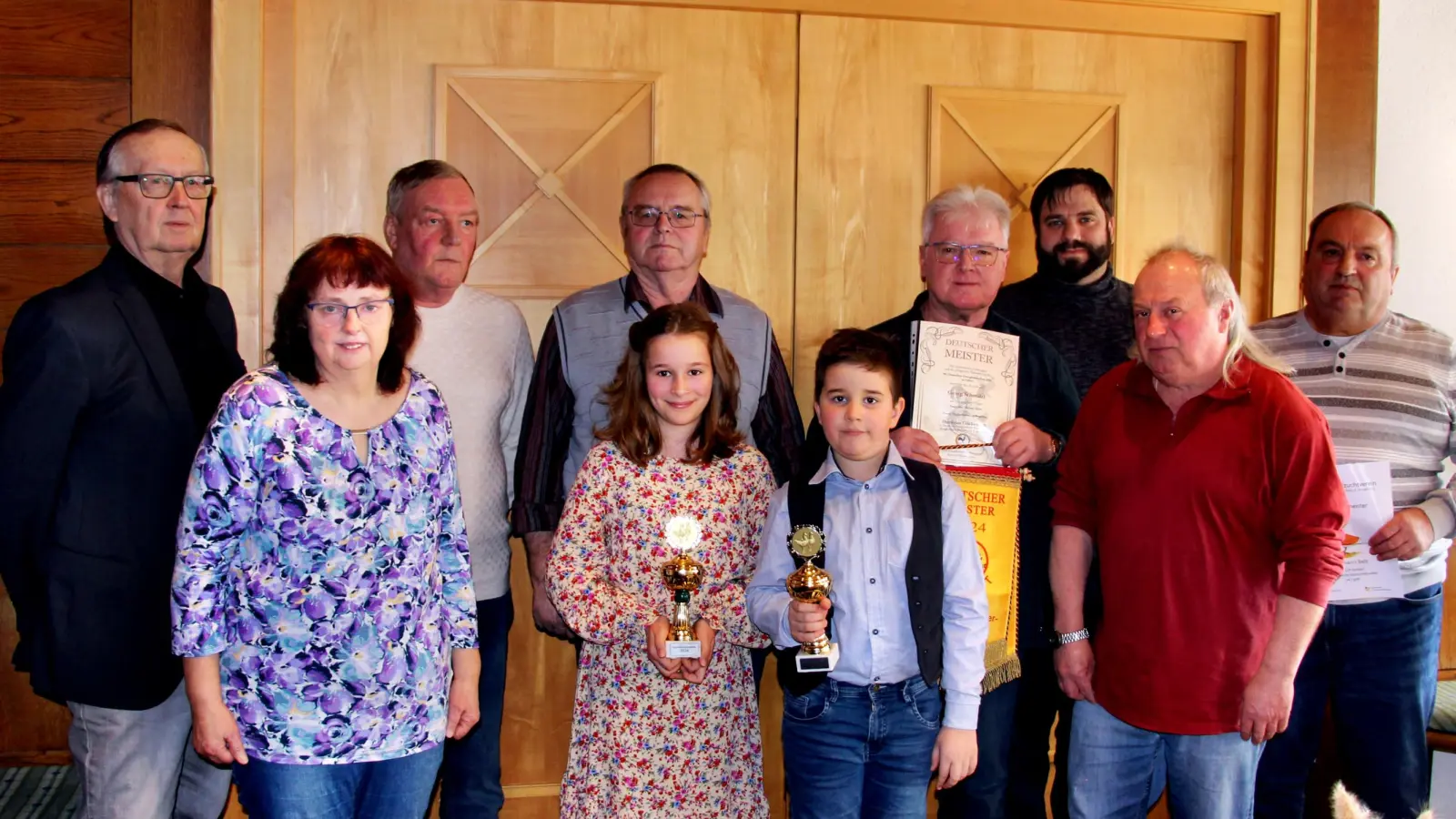 Hintere Reihe von links: Vorsitzender Joachim Hagen, Andreas Most (als Ringwart verabschiedet), Reinhard Müller (Bayerischer Meister auf Tauben), Georg Schmalzl (Deutscher Meister auf Hühner), Bernhard Graf (neuer Zuchtwart für Tauben). Hermann Belz (Vereinsmeister Tauben).<br>Vorne: Jugendbetreuerin Birgit Sperber, die beiden erfolgreichen Jugendlichen Lina und Johannes Müller mit ihren Pokalen und neuer Ringwart Leo Renner. <br> (Bild: Leonhard Ehras)