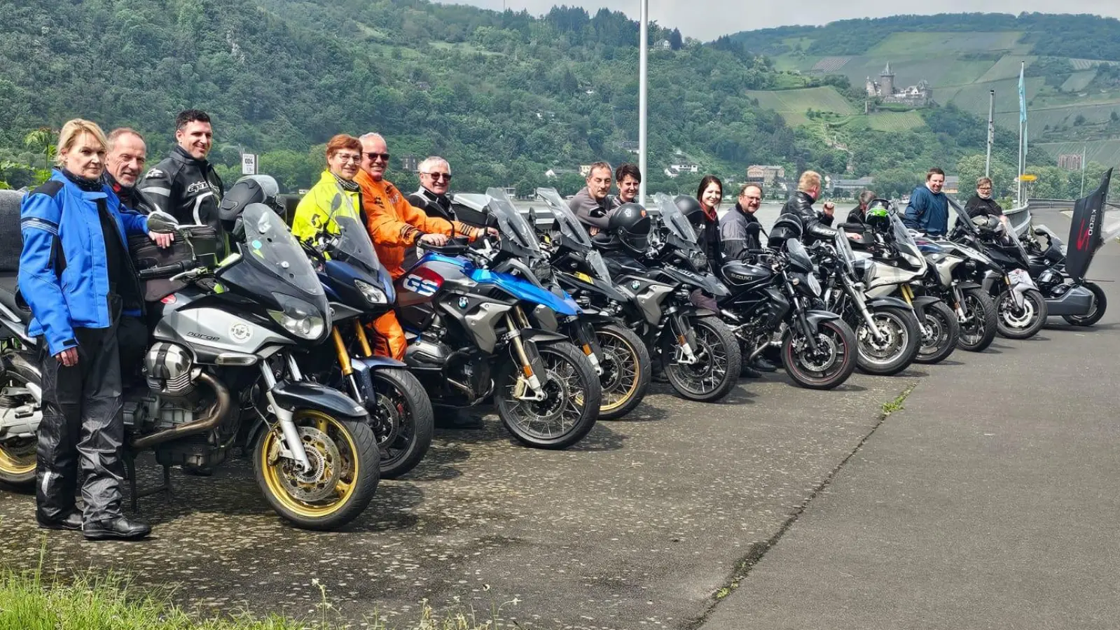 Die Mitglieder des Motorradclubs Waldsassen auf ihrer Tour entlang des Rheins.  (Bild: Zeitler Domimic/exb)