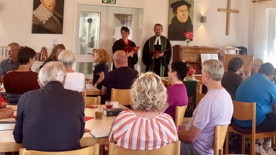Das evangelische Gemeindehaus war zum Frühschoppengottesdienst , der von Pfarrer Stefan Fischer und Lektorin Margot Biegler gestaltet wurde, voll  (Bild: Stefan Fischer)