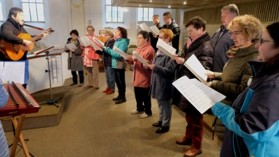 Solche Überraschungen würde man öfter gerne erleben. Einen glänzenden Auftritt hatte der Kirchenchor unter Leitung von Elisabeth König (Gitarre) unter Mitwirkung von Christine Eller mit ihrem Hackbrett.  (Bild: Fred Lehner)