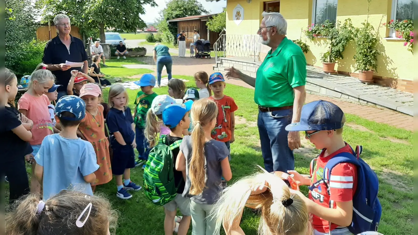 Kinder singen Summ, summ, summ, Bienchen flieg herum (Bild: Johanna Baumann)