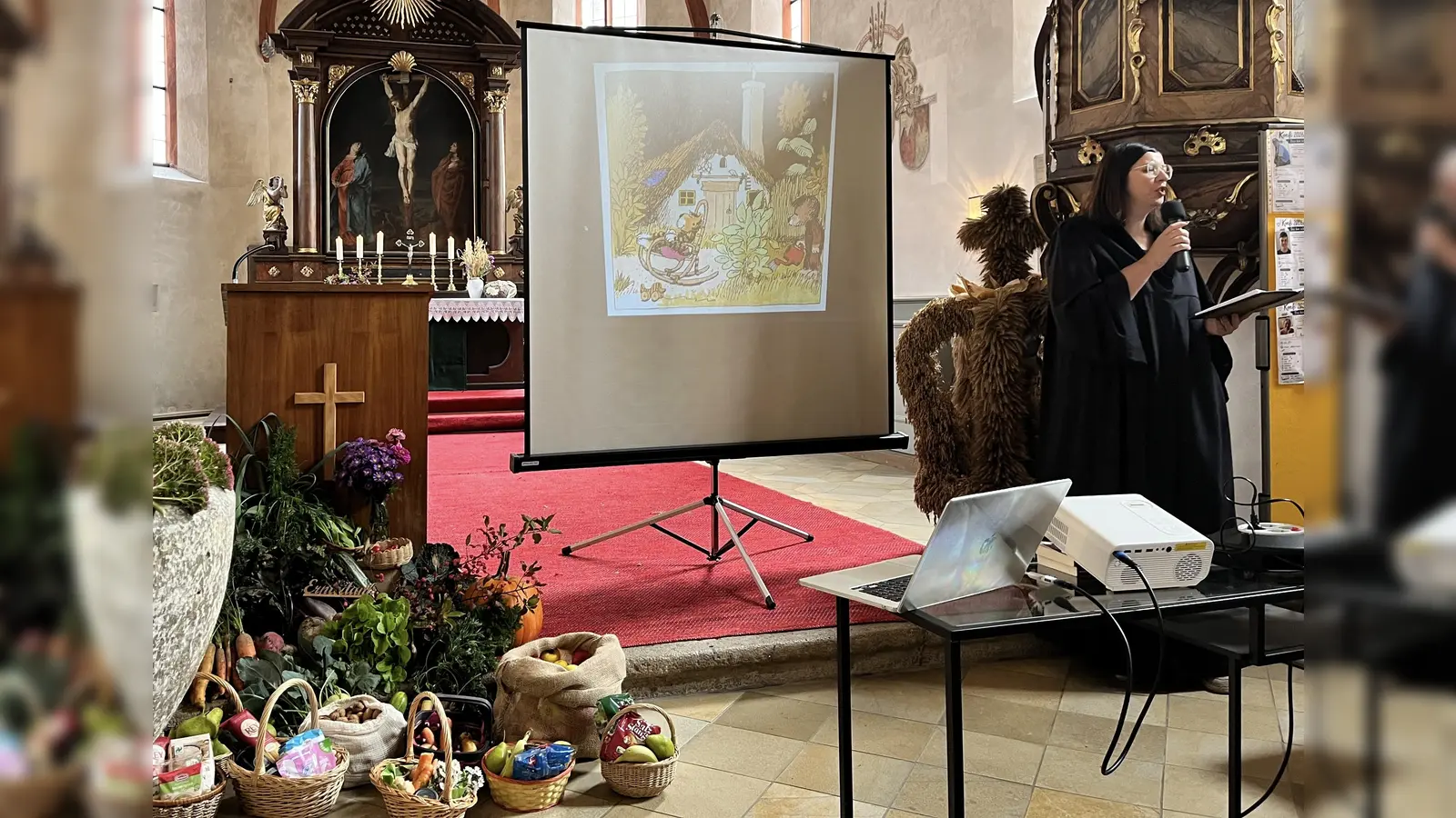 Der Erntedankgottesdienst für alle Generationen in der geschmückten Kirche.  (Bild: Jörg Kreussel)