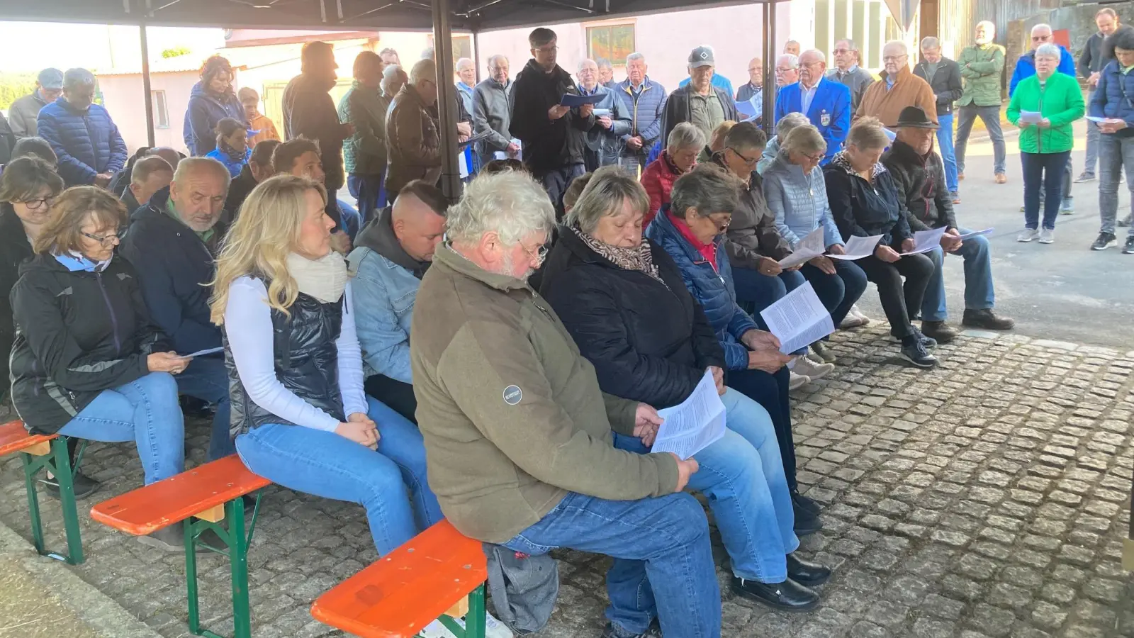 Aus nach und fern waren die Gläubigen zur Maiandacht nach Preppach gekommen. (Bild: Sieglinde Schärtl)