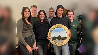 von links: Laura Marx (1. Platz Meisterscheibe), Kirwavorstand Philipp Sellner, Simone Stiegler (1. Platz Glücksscheibe), Standaufsicht Richard Koller, Schützenkönig Simon Horst, Kirwavorstand Florian Graf (Bild: Bertram Menzel)