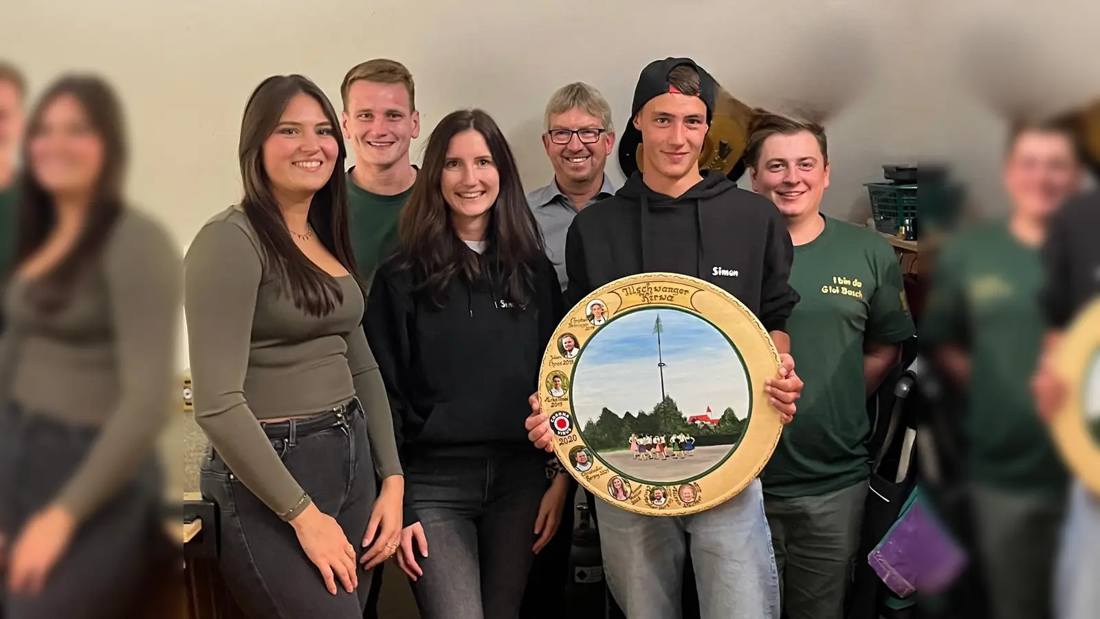 von links: Laura Marx (1. Platz Meisterscheibe), Kirwavorstand Philipp Sellner, Simone Stiegler (1. Platz Glücksscheibe), Standaufsicht Richard Koller, Schützenkönig Simon Horst, Kirwavorstand Florian Graf (Bild: Bertram Menzel)