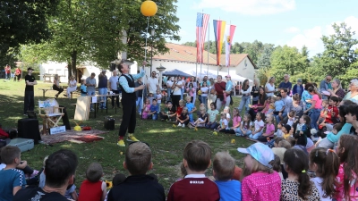 Sepp Schabernack, alias Josef Fischer aus Schwarzenfeld, erfreute die bunte Gästeschar mit seinen Kunststücken (Bild: Ertl Wilhelm)