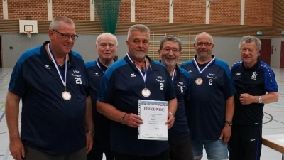 V.l. Helmut Böll, Hermann Weismeier, Dietmar Banasch, Otto Ackermann, Reinhard Heier, Bezirkssportwart Josef Pohl. (Bild: Helmut Böll)