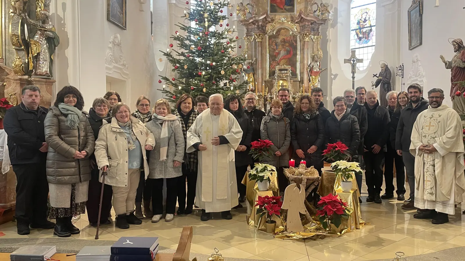 Erinnerungsfoto der Kommunionjubilare mit Pfarrer Jo Jovilla Kurian (rechts). (Bild: Inge Wolfrath)
