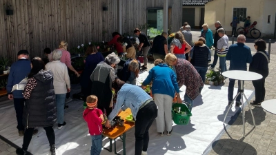 Reges Treiben beim Pflanzentausch (Bild: Rene Dietrich)