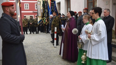in Schmidmühlen erinnerten Pfarrei und Gemeinde an 107 Gefallene und 36 Vermisste beider Weltkriege aus ihrer Gemeinschaft. 2. Bürgermeister Mathias Huger sowie Major Robin Häuser und Oberstabsfeldwebel Stefan Liebl legten am Kriegerdenkmal im Kirchturmportal Kränze nieder. (Bild: Paul Böhm)