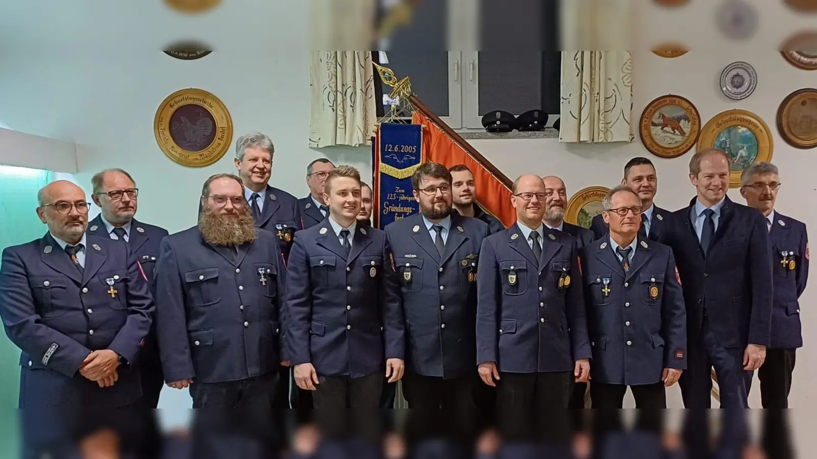 Das Bild zeigt von links: Georg Trautner, Harald Roßmeißl, Stephan Krös, 1. Vorstand Helmut Karl, Martin Wiederer, Michael Meier, Max Wiederer, 1. Kommandant Florian Weber, Simon Kleierl, Michael Wiederer, Arno Mutzbauer, Georg Wiederer, Tino Müller, 1. BGM Konrad Kiener, Günter Butz-Bäumler (Bild: Franz Krös)