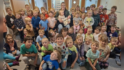 Erzieherin Tanja mit ihrem neu geborenen Sohn Toni und „ihren” Kindergartenkindern. (Bild: Stefanie Unterburger)