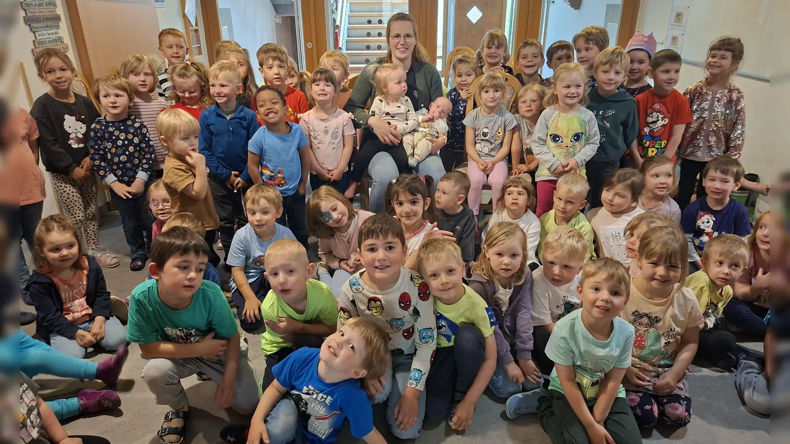 Erzieherin Tanja mit ihrem neu geborenen Sohn Toni und „ihren” Kindergartenkindern. (Bild: Stefanie Unterburger)