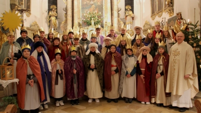 Pfarrer Herbert Rösl freute sich, dass er alle seine Ministranten der Pfarrei Niedermurach am Vorabend des Dreikönigstages als Sternsinger aussenden konnte. (Bild: Josef Böhm)