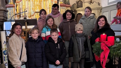 Pater Ivan Hamburg mit den Katechetinnen Doris Lehner und Claudia Diertl-Kroher. Die Kommunionkinder sind Silas Trenz, Elias Neubig, Paula Lindner, Lea Preininger, Leni Schindler, Fiona Montag und Sophia Hassler. (Bild: Nicole Schusser-Schindler)
