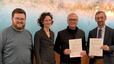 Über den Start der Kooperation freuen sich (von links) Norbert Seegerer (Mitglied der Sternfreunde Amberg-Ursensollen e.V.), Dr. Susanne Wellnhofer (Ansprechpartnerin der Kooperation an den DJDS), Prof. Dr. Matthias Mändl (1. Vorsitzender der Sternfreunde Amberg-Ursensollen e.V.) und Hans Kistler (Schulleiter der DJDS). (Bild: Norbert Seegerer)