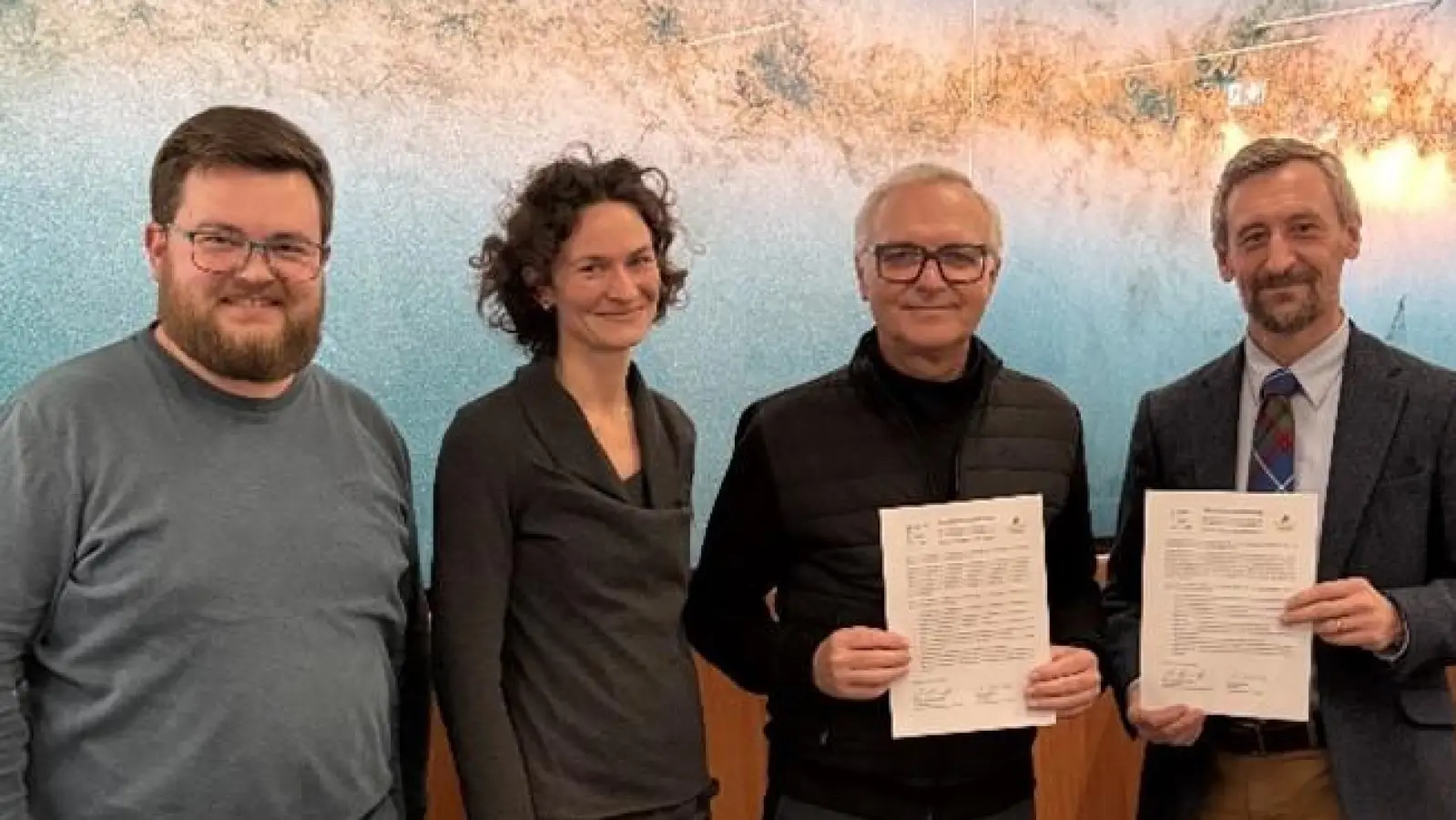 Über den Start der Kooperation freuen sich (von links) Norbert Seegerer (Mitglied der Sternfreunde Amberg-Ursensollen e.V.), Dr. Susanne Wellnhofer (Ansprechpartnerin der Kooperation an den DJDS), Prof. Dr. Matthias Mändl (1. Vorsitzender der Sternfreunde Amberg-Ursensollen e.V.) und Hans Kistler (Schulleiter der DJDS). (Bild: Norbert Seegerer)