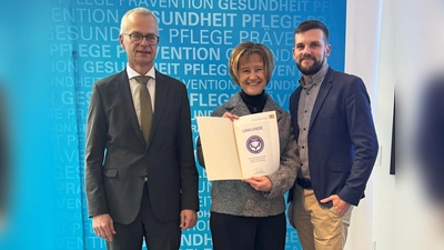 Von links nach rechts: Dr. Rainer Hutka (Amtschef des Staatsministeriums für Gesundheit und Pflege), Monika Bötzl (stv. Schulleiterin), Philipp Nürmberger (Klassenleitung Prüfungsjahrgang 2025). (Bild: Peggy Kuniss-Pfeiffer)