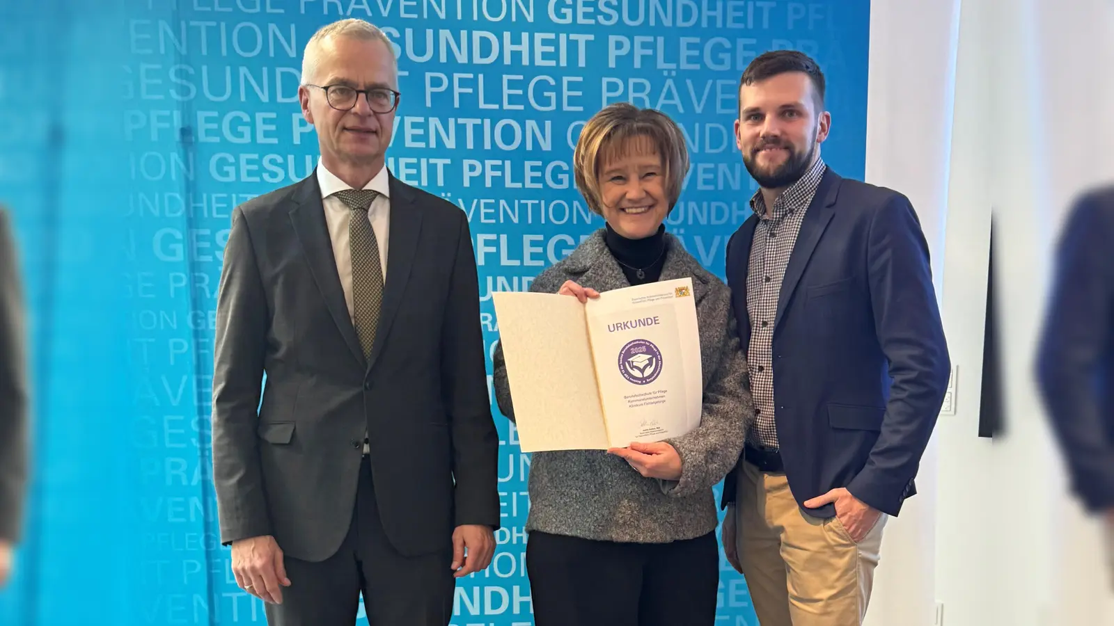 Von links nach rechts: Dr. Rainer Hutka (Amtschef des Staatsministeriums für Gesundheit und Pflege), Monika Bötzl (stv. Schulleiterin), Philipp Nürmberger (Klassenleitung Prüfungsjahrgang 2025). (Bild: Peggy Kuniss-Pfeiffer)