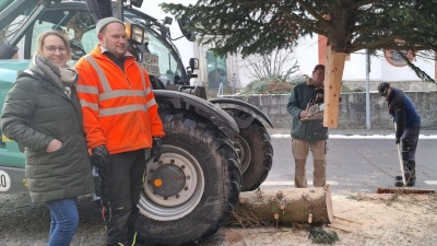 Kirchenpflegerin Nicole Hummer (v.l) dankt den Pfarrgemeinderäten Thomas Kleber und Karl Schaller, sowie Kolpingsmitglied Josef Rupprecht für ihren Einsatz. (Bild: Karl Ziegler)