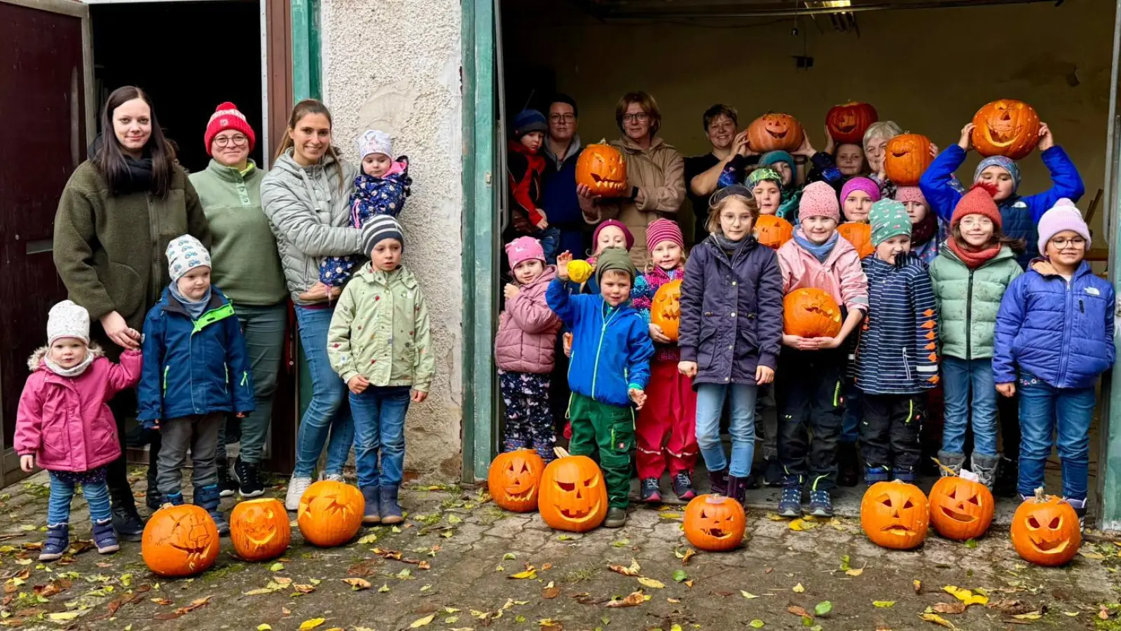 Die Gebenbacher Gartenwichtl präsentieren stolz ihre Halloweenkürbisse. (Bild: Bernadette Rösch)