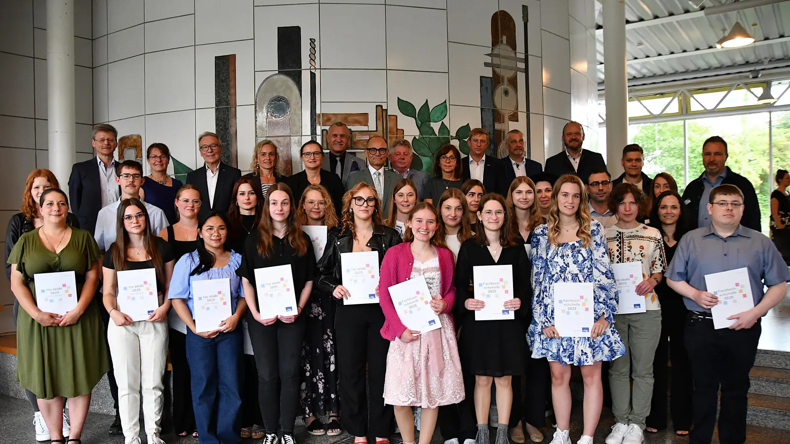 Die Preisträger mit der Schulleitung und den Ehrengästen (Bild: Lydia Klapper)