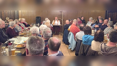 Sepp Lösch löscht den Wissensdurst: Vor prall gefüllten Rängen im Gasthaus Kreiner gab Sepp Lösch am Freitagabend Anekdoten und Dorfgeschichten aus Rosenberg zum Besten. (Bild: Walter Heldrich)