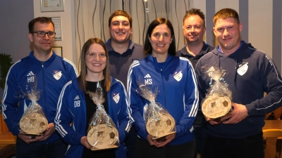 Die beiden Vorstände mit den verabschiedeten Ausschussmitgliedern. (Bild: Renate Hilburger)