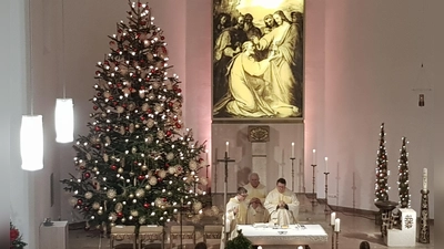 Pfarrer Udo Klösel hielt mit Kaplan Michael Steinhilber und Diakon Herbert Sturm den Jahresschluss-Gottesdienst in der überfüllten Pfarrkirche St. Peter und Paul. (Bild: Peter Garreiss)