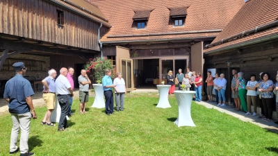 Viele Besucher kamen zur Eröffnung der Kunstausstellung „Farbenrausch und Seelentöne” der Wernersreuther Künstlerin Elfriede Berling. (Bild: Roswitha Schmeller)