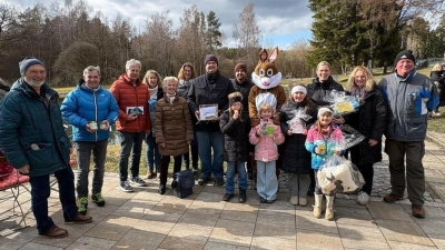 Die Gewinner vom Schätzspiel (v.li): Vorsitzender Bernd Würstl, Markus Dumler, Veit Bauer, Christa Malzer, Ing Stich, Melanie Pöllath, Florian Pöllath, Emma Köstler, Daniel Köstler, Osterhase, Lene Schruff, Magdalena Prechtl, Maria Fischer, Mariella Fischer, Sandra Serfling, Thomas Graf. (Bild: Josef Söllner)