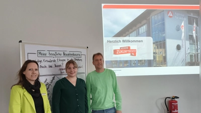 v. li. Stefanie Bauer (Teamleiterin Arbeitsvermittlung Arbeitsagentur Amberg), Antonia Boxler (Geschäftsstellenleiterin Arbeitsagentur Amberg), Rainer Liermann (Bereichsleiter Jobcenter Amberg-Sulzbach) bei der Eröffnung der Veranstaltung Zukunftsstarter plus. (Bild: Eva Plößner)