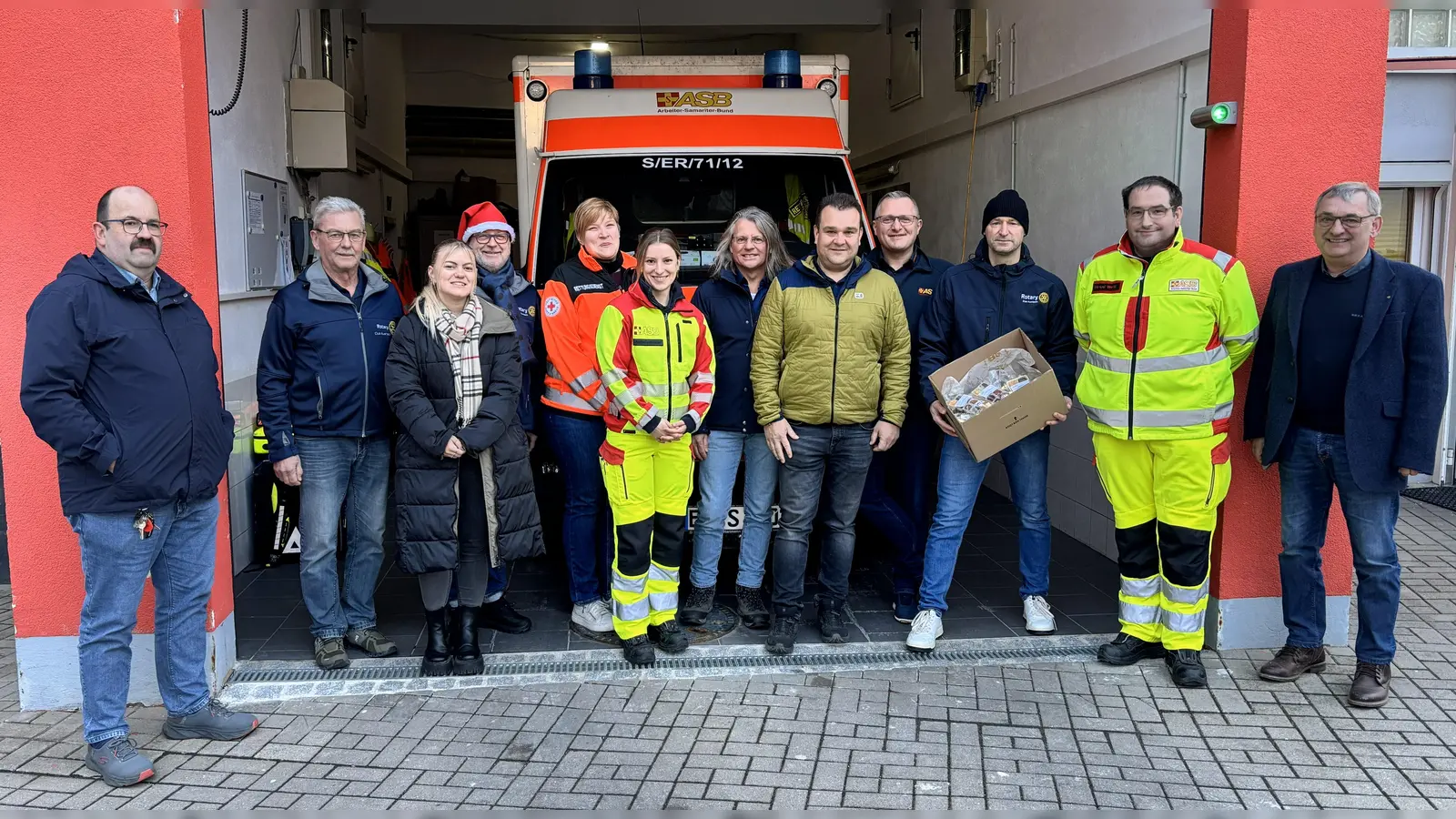 Übergabe bei der Rettungswache in Auerbach (Bild: Erich Übler)