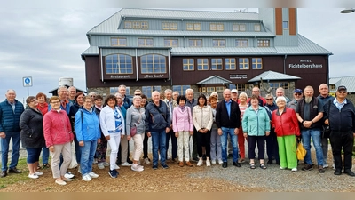Die KSK-Reisegesellschaft Speinshart auf dem Fichtelberg im Erzgebirge. (Bild: Robert Dotzauer)