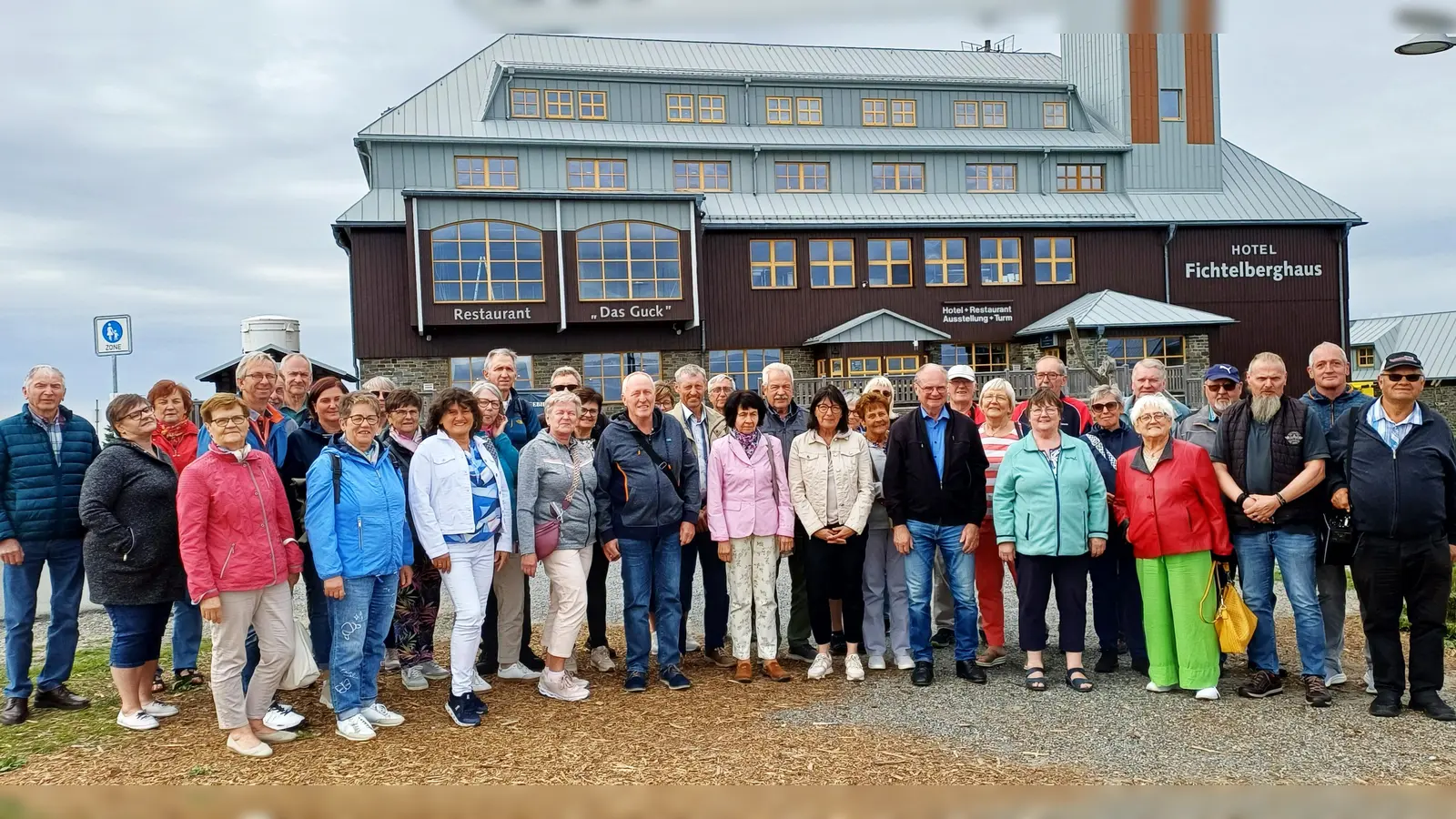 Die KSK-Reisegesellschaft Speinshart auf dem Fichtelberg im Erzgebirge. (Bild: Robert Dotzauer)