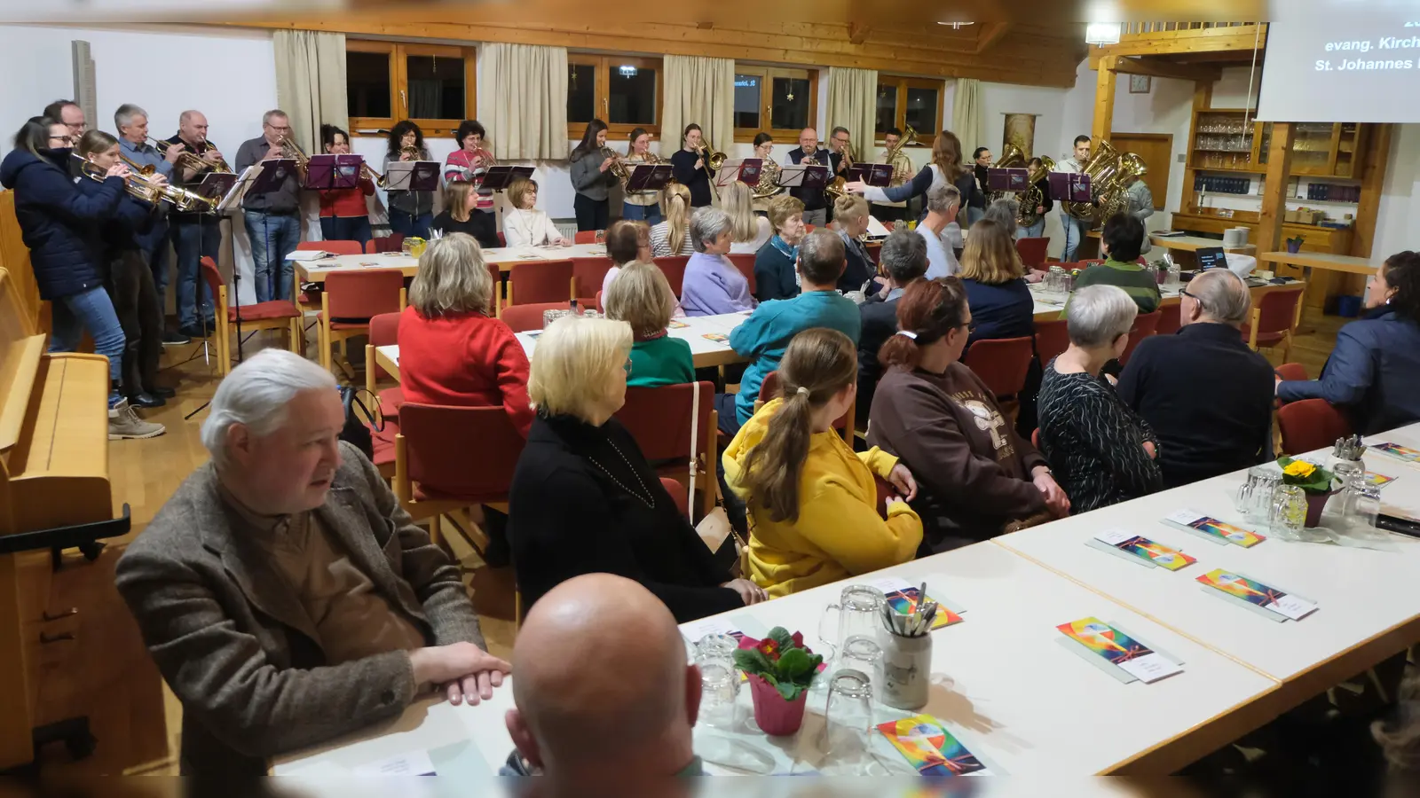 Ein Mitarbeiter-Dankabend in der evangelischen Kirchengemeinde St. Johannes Baptista, der durch aktive und rührige Gläubige und dem Dankeschön von Pfarrer Wilfried Römischer geprägt war. (Bild: Fred Lehner)