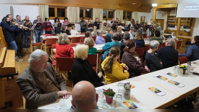 Ein Mitarbeiter-Dankabend in der evangelischen Kirchengemeinde St. Johannes Baptista, der durch aktive und rührige Gläubige und dem Dankeschön von Pfarrer Wilfried Römischer geprägt war. (Bild: Fred Lehner)