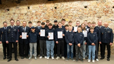 Auf ihren Nachwuchs ist die Feuerwehr Vilseck sehr stolz. (Links) Kommandant Lothar Hasenstab, Gemeindejugendwart Niklas Obermeier und stellv. Vorsitzender Tobias Tuchbreiter. (Rechts neben den Jugendlichen) Kreisbrandmeister Andreas Luber und stellv. Kommandant Peter Ziegler.  (Bild: Michael Lang)