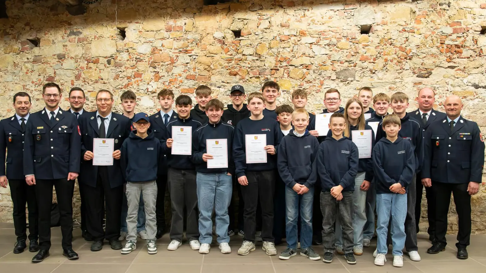 Auf ihren Nachwuchs ist die Feuerwehr Vilseck sehr stolz. (Links) Kommandant Lothar Hasenstab, Gemeindejugendwart Niklas Obermeier und stellv. Vorsitzender Tobias Tuchbreiter. (Rechts neben den Jugendlichen) Kreisbrandmeister Andreas Luber und stellv. Kommandant Peter Ziegler.  (Bild: Michael Lang)