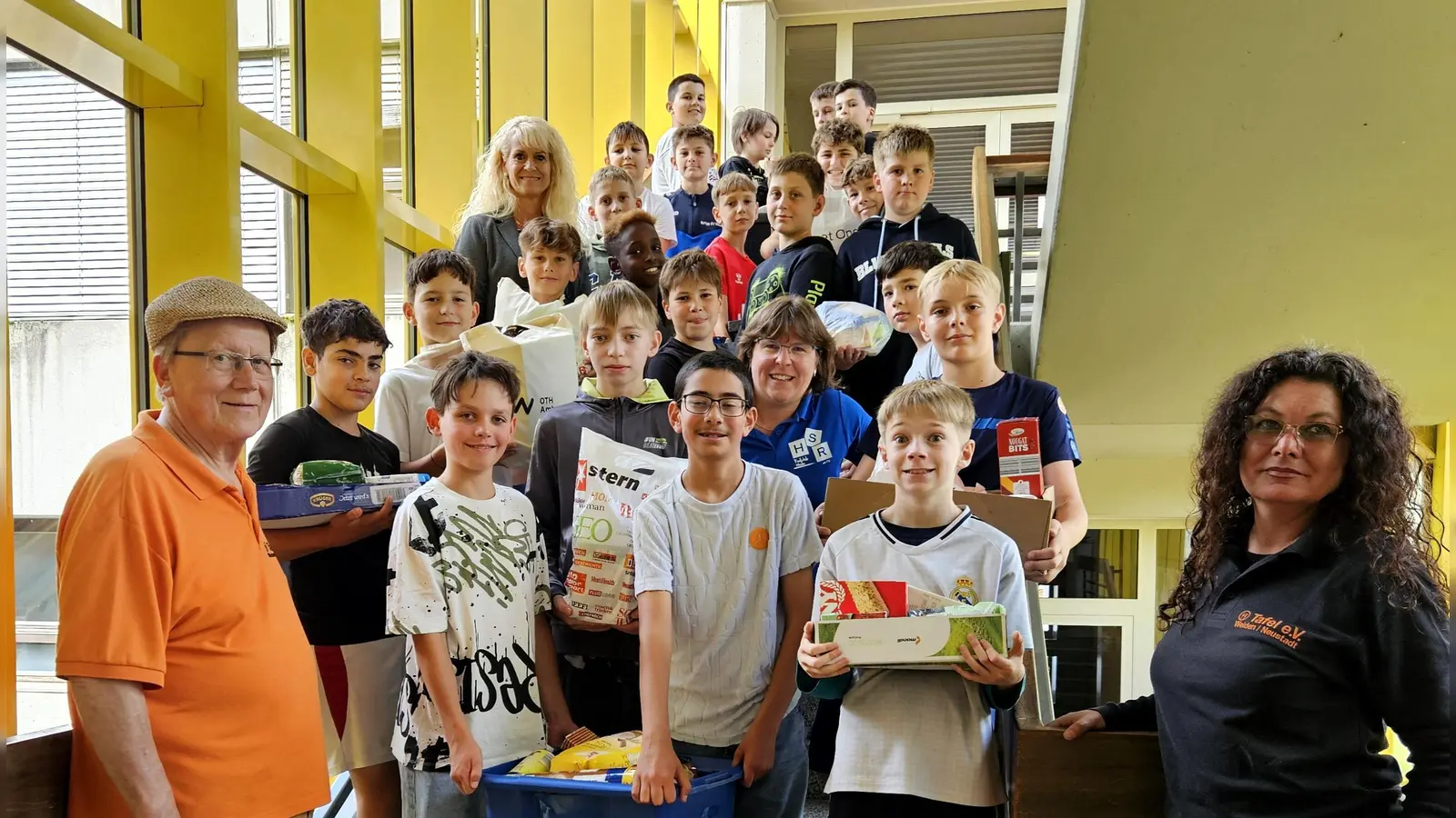 Die Schüler übergaben die vielen Spenden stolz an Rainer Sindesberger und Diana Herrmann von der Tafel Weiden-Neustadt.  (Bild: Birgit Winter-Pausch)
