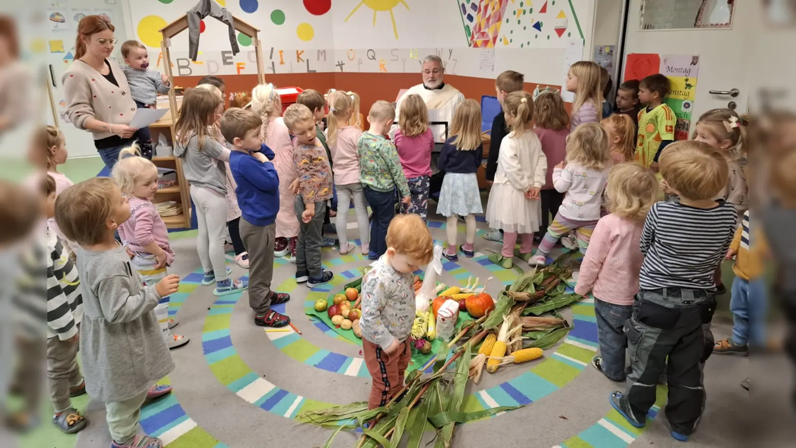  Diakon Ulrich Wabra begleitet auf dem Keyboard die Kleinen beim Danklied zum Erntedankfest <br> (Bild: Anita Wittmann)