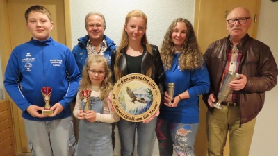 Bild von links Fabian Zaus /Annika Weckert /Kim Brunner /Julia Merkl /Bernd Steinbruckner hinten Schießleiter Bernd Bauer. (Bild: Josef Söllner)