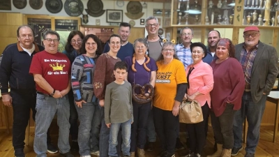 Beim Faschingsschießen von Eichenlaub Sorghof mit über 40 Teilnehmern gab es viele Gewinner. Schützenmeister Alfred Forster (zweiter von links) freute sich mit den Siegern und der neuen „Faschings-Wurst-Königin“ Bruni Unterburger (8 von links) über einen gelungenen Abend. (Bild: Anton Fenk)