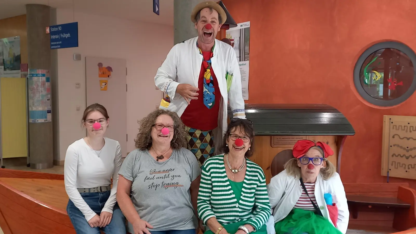 Spendenübergabe des Pfarrgemeinderat Störnstein an die KlinikClowns, Kinderklinik im Klinikum Weiden, 3.6.25, v.l.n.r.: Anna Schweitzer, Andrea Seidl, Margit Lehner und die KlinikClowns „Dr. Beppo“ und „Frau Dr. Trudi Eierfleck“. (Bild: Claudia Kick)