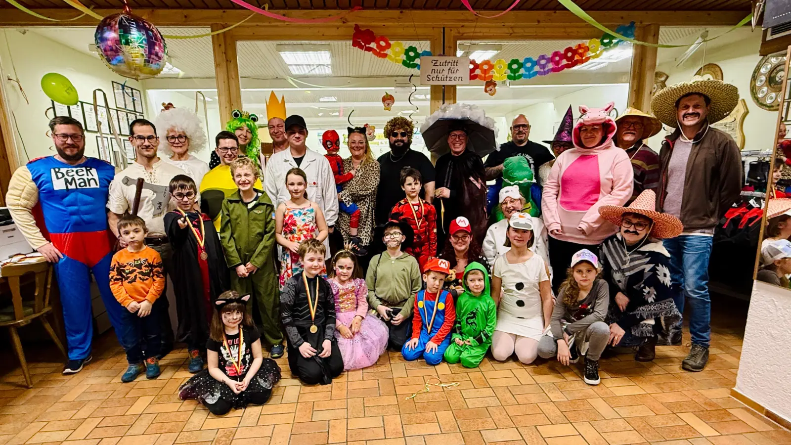 Närrisches Treiben beim Faschingsschießen der SSG Weiherhammer – zielsicher auch im Kostüm! (Bild: Melanie Nostadt)