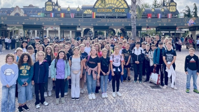 76 Schüler und 4 Lehrkräfte im Europa Park Rust (Bild: Martin Nickl)